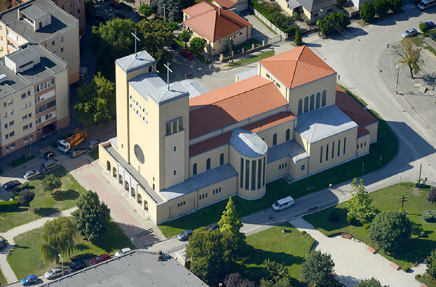 Püspöki áldásban részesül a felújított Jézus Szíve templom Csornán